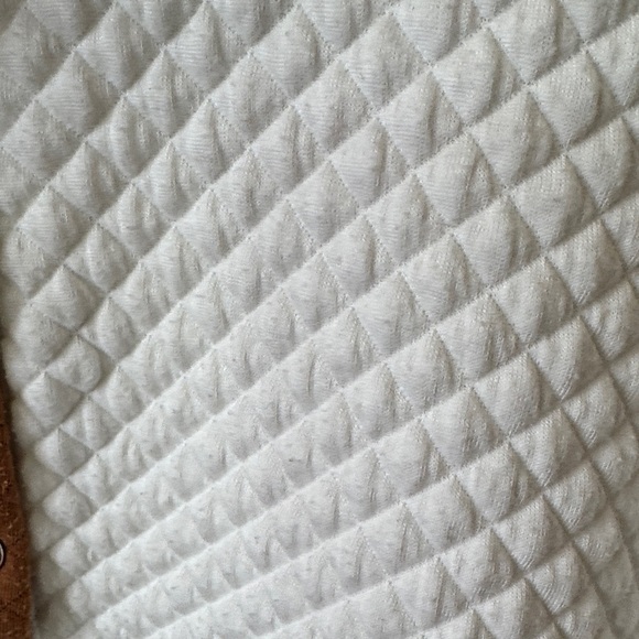 Source Unknown White Quilted Sweatshirt with Brown Button Accents Small A41 - Picture 4 of 9